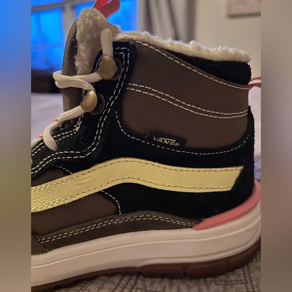 Vans Women’s UltraRange EXO Hi MTE in the
Canteen/Marshmallow colorway.
Sz 6 - Picture 5 of 5